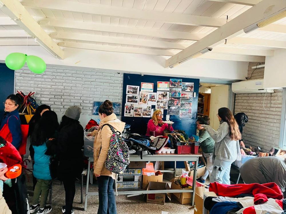 Voluntarias organizando donaciones en el Centro Comunitario ACA SI
