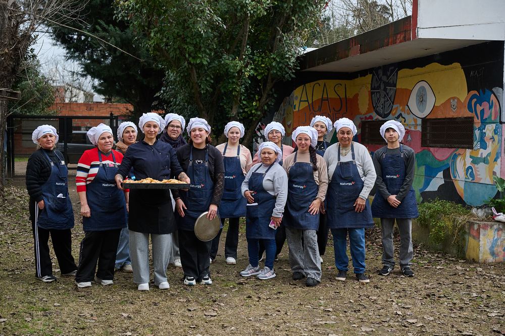 Equipo del Taller de Cocina Energía del Sabor en el patio del Centro Comunitario ACA SI